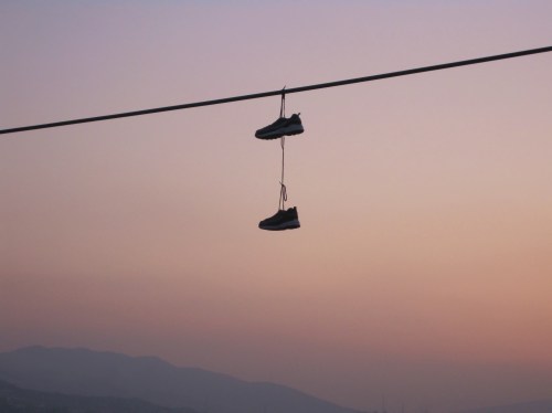 shoe_hanging_from_power_lines